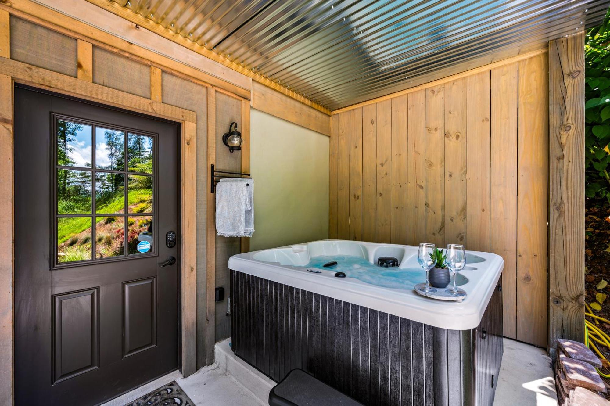 Lil Cabin In The Cove! Mtn Views, Theater, Hot Tub, Games, King Beds, Prime Location! Севьервилл Экстерьер фото