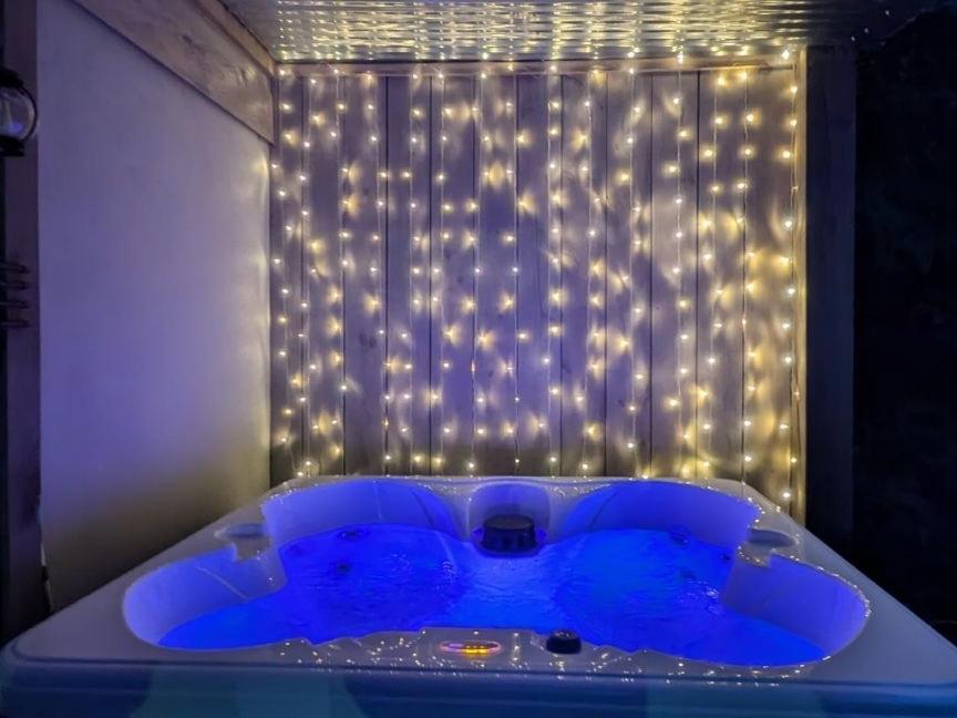 Lil Cabin In The Cove! Mtn Views, Theater, Hot Tub, Games, King Beds, Prime Location! Севьервилл Экстерьер фото